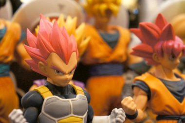 Kuala Lumpur, Malezya -Nisan 16, 2019: Popüler Japon animasyon serisi Dragonball model ölçekli aksiyon figürleri karakterleri odaklı seçildi. Masadaki toplayıcı ve fanile görüntüle. 