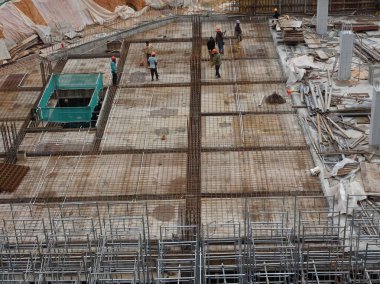 Kuala Lumpur, Malezya -03 Mart 2019: İnşaat alanında işçiler tarafından üretim altında zemin levha ve kiriş takviye çubuğu. Küçük kablolar kullanılarak birbirine bağlanır.. 
