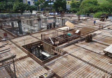 Kuala Lumpur, Malezya -03 Mart 2019: İnşaat alanında işçiler tarafından üretim altında zemin levha ve kiriş takviye çubuğu. Küçük kablolar kullanılarak birbirine bağlanır.. 