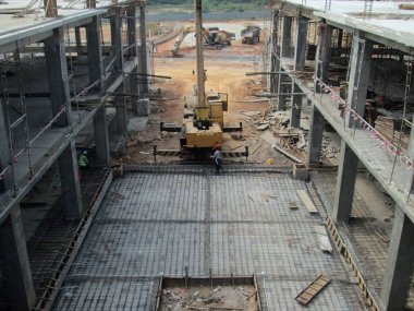 Kuala Lumpur, Malezya -03 Mart 2019: İnşaat alanında işçiler tarafından üretim altında zemin levha ve kiriş takviye çubuğu. Küçük kablolar kullanılarak birbirine bağlanır.. 