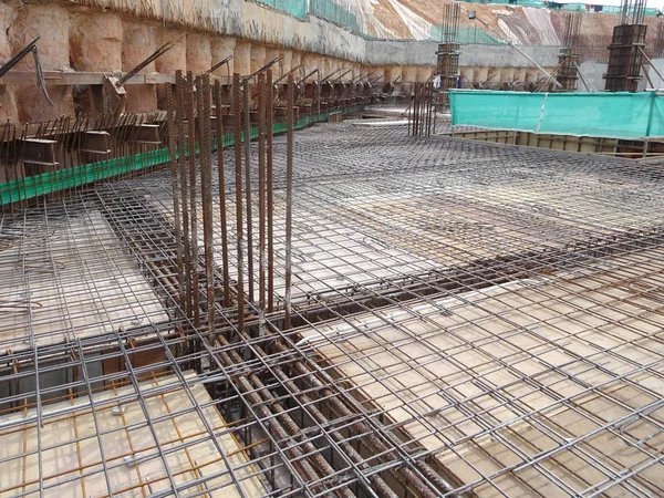クアラルンプール マレーシア 2019年3月03日 労働者による建設現場での製造下の床スラブと梁補強バー それは小さいワイヤーを使用して一緒に結ばれている — ストック写真