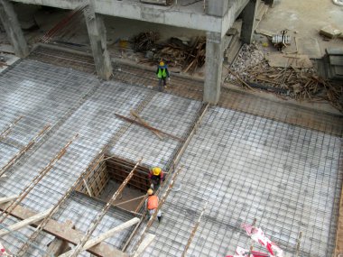 Kuala Lumpur, Malezya -03 Mart 2019: İnşaat alanında işçiler tarafından üretim altında zemin levha ve kiriş takviye çubuğu. Küçük kablolar kullanılarak birbirine bağlanır.. 