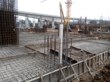 Kuala Lumpur, Malezya -03 Mart 2019: İnşaat alanında işçiler tarafından üretim altında zemin levha ve kiriş takviye çubuğu. Küçük kablolar kullanılarak birbirine bağlanır.. 