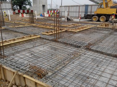 Kuala Lumpur, Malezya -03 Mart 2019: İnşaat alanında işçiler tarafından üretim altında zemin levha ve kiriş takviye çubuğu. Küçük kablolar kullanılarak birbirine bağlanır.. 