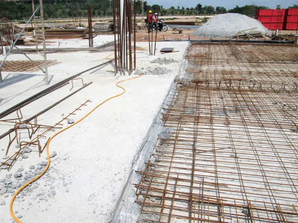 马来西亚吉隆坡 2019年3月3日 建筑工地的楼板和梁加固杆由工人制造 它用细小的电线绑在一起 — 图库照片