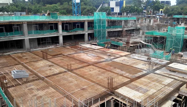 Kuala Lumpur, Malezya -03 Mart 2019: İnşaat alanında işçiler tarafından üretim altında zemin levha ve kiriş takviye çubuğu. Küçük kablolar kullanılarak birbirine bağlanır.. 