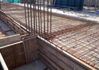 Kuala Lumpur, Malezya -03 Mart 2019: İnşaat alanında işçiler tarafından üretim altında zemin levha ve kiriş takviye çubuğu. Küçük kablolar kullanılarak birbirine bağlanır.. 