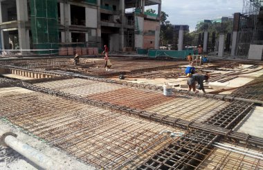 Kuala Lumpur, Malezya -03 Mart 2019: İnşaat alanında işçiler tarafından üretim altında zemin levha ve kiriş takviye çubuğu. Küçük kablolar kullanılarak birbirine bağlanır.. 