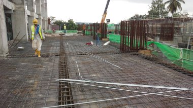 Kuala Lumpur, Malezya -03 Mart 2019: İnşaat alanında işçiler tarafından üretim altında zemin levha ve kiriş takviye çubuğu. Küçük kablolar kullanılarak birbirine bağlanır.. 