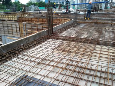 Kuala Lumpur, Malezya -03 Mart 2019: İnşaat alanında işçiler tarafından üretim altında zemin levha ve kiriş takviye çubuğu. Küçük kablolar kullanılarak birbirine bağlanır.. 