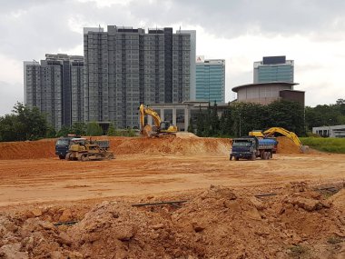 Kuala Lumpur, Malezya -29 Temmuz 2018: Şantiye platformunun hazırlanmasında ağır makine ve araçlar kullanılmaktadır. Seviyeler bilirkişi tarafından kontrol edilir. 