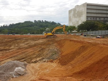 Kuala Lumpur, Malezya -29 Temmuz 2018: Şantiye platformunun hazırlanmasında ağır makine ve araçlar kullanılmaktadır. Seviyeler bilirkişi tarafından kontrol edilir. 