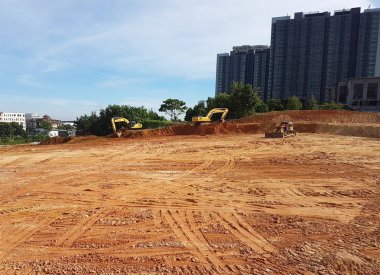 Kuala Lumpur, Malezya -29 Temmuz 2018: Şantiye platformunun hazırlanmasında ağır makine ve araçlar kullanılmaktadır. Seviyeler bilirkişi tarafından kontrol edilir. 