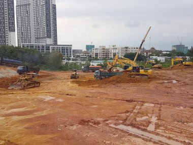 Kuala Lumpur, Malezya -29 Temmuz 2018: Şantiye platformunun hazırlanmasında ağır makine ve araçlar kullanılmaktadır. Seviyeler bilirkişi tarafından kontrol edilir. 
