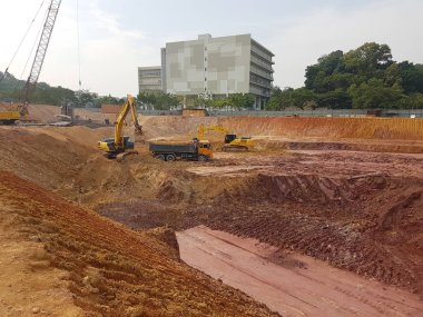 Kuala Lumpur, Malezya -29 Temmuz 2018: Şantiye platformunun hazırlanmasında ağır makine ve araçlar kullanılmaktadır. Seviyeler bilirkişi tarafından kontrol edilir. 