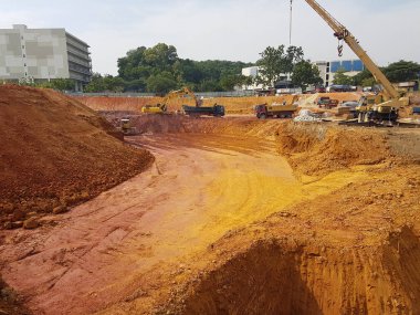 Kuala Lumpur, Malezya -29 Temmuz 2018: Şantiye platformunun hazırlanmasında ağır makine ve araçlar kullanılmaktadır. Seviyeler bilirkişi tarafından kontrol edilir. 