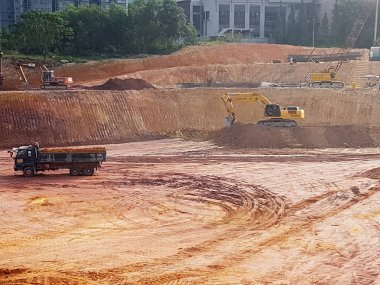 Kuala Lumpur, Malezya -29 Temmuz 2018: Şantiye platformunun hazırlanmasında ağır makine ve araçlar kullanılmaktadır. Seviyeler bilirkişi tarafından kontrol edilir. 