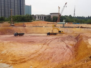 Kuala Lumpur, Malezya -29 Temmuz 2018: Şantiye platformunun hazırlanmasında ağır makine ve araçlar kullanılmaktadır. Seviyeler bilirkişi tarafından kontrol edilir. 