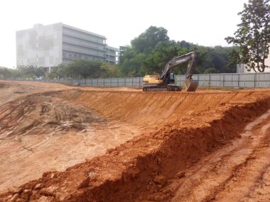 Kuala Lumpur, Malezya -29 Temmuz 2018: Şantiye platformunun hazırlanmasında ağır makine ve araçlar kullanılmaktadır. Seviyeler bilirkişi tarafından kontrol edilir. 