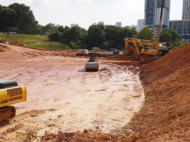 Kuala Lumpur, Malezya -29 Temmuz 2018: Şantiye platformunun hazırlanmasında ağır makine ve araçlar kullanılmaktadır. Seviyeler bilirkişi tarafından kontrol edilir. 