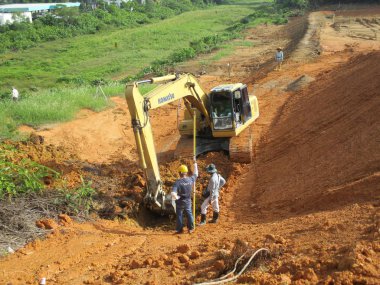 Kuala Lumpur, Malezya -29 Temmuz 2018: Şantiye platformunun hazırlanmasında ağır makine ve araçlar kullanılmaktadır. Seviyeler bilirkişi tarafından kontrol edilir. 