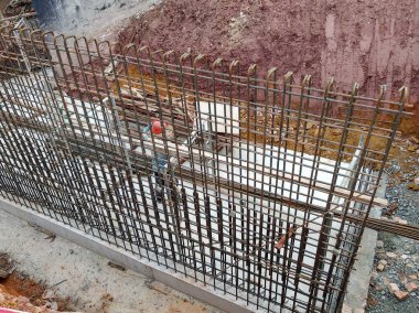 Kuala Lumpur, Malezya -Mart 29, 2010: İnşaat işçileri inşaat alanında takviye beton oluşturmak için çelik takviye çubuğu imal. Küçük kabloları kullanarak birbirine bağladılar.