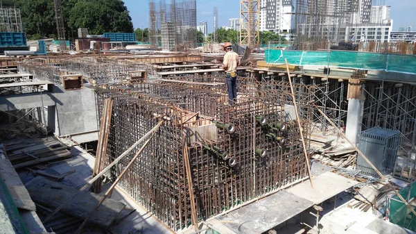 クアラルンプール マレーシア 2010年3月29日 建設現場で鉄筋コンクリートを形成するために鉄筋バーを製造する建設労働者 彼らは小さなワイヤーを使って結んだ — ストック写真