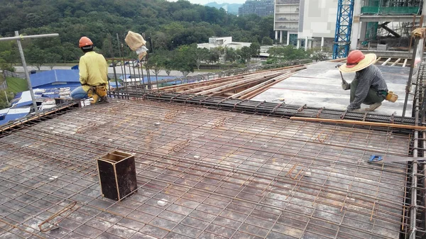 Kuala Lumpur Maleisië Maart 2010 Bouwvak Werknemers Vervaardigen Stalen Wapenings — Stockfoto