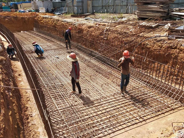 Kuala Lumpur Malaysia March 2010 Construction Workers Fabricating Steel Reinforcement — стоковое фото