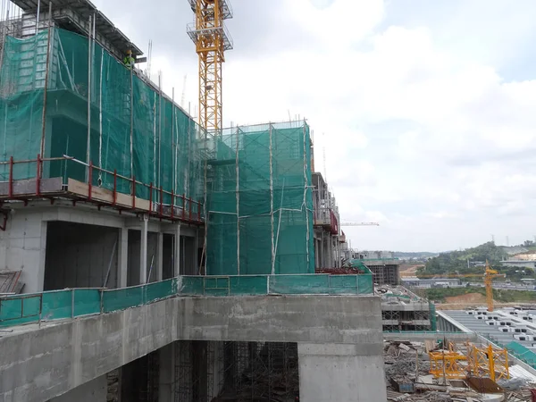 马来西亚吉隆坡 2018年7月16日 在施工过程中 高层建筑外部脚手架安装安全网 是为了避免建筑材料的浪费直接掉到地上并造成损坏 — 图库照片