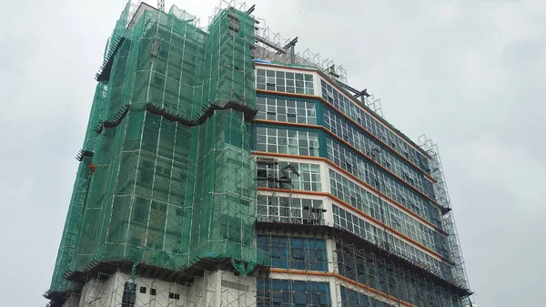 マレーシア クアラルンプール 2018年7月16日 建設中の高層ビル外装足場にセーフティネットを設置 建築資材が直接地面に落下し 損傷を引き起こすのを防ぐためです — ストック写真