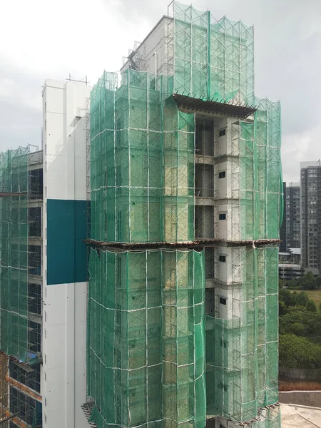 マレーシア クアラルンプール 2018年7月16日 建設中の高層ビル外装足場にセーフティネットを設置 建築資材が直接地面に落下し 損傷を引き起こすのを防ぐためです — ストック写真