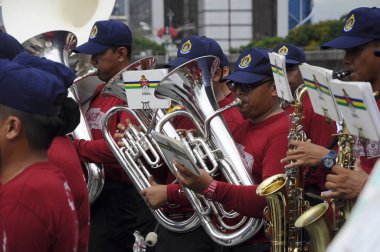Kuala Lumpur, Malezya -22 Şubat 2017: Müzik notaları eşliğinde müzik aleti çalan pirinç grup oyuncuları.