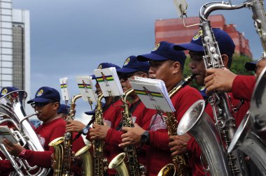 Kuala Lumpur, Malezya -22 Şubat 2017: Müzik notaları eşliğinde müzik aleti çalan pirinç grup oyuncuları.