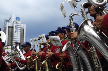 Kuala Lumpur, Malezya -22 Şubat 2017: Müzik notaları eşliğinde müzik aleti çalan pirinç grup oyuncuları.