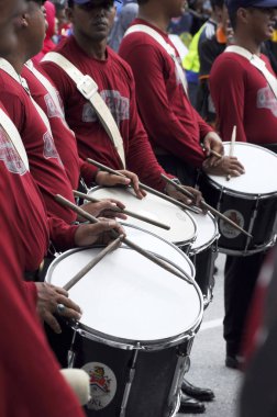 Kuala Lumpur, Malezya -22 Şubat 2017: Müzik notaları eşliğinde müzik aleti çalan pirinç grup oyuncuları.