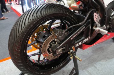 Kuala Lumpur, Malezya -23 Kasım 2018: Motosiklet disk frenleri lastiklere daha fazla kavrama sağlamak ve sürücülerin acil durumlarda durmasını sağlamak için gereklidir. Bazı Abs ile dahildir. 