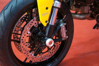 Kuala Lumpur, Malezya -23 Kasım 2018: Motosiklet disk frenleri lastiklere daha fazla kavrama sağlamak ve sürücülerin acil durumlarda durmasını sağlamak için gereklidir. Bazı Abs ile dahildir. 