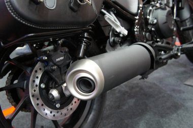 Kuala Lumpur, Malezya -11 Nisan 2019: Seçilen yüksek performanslı motosiklet egzoz sistemi odaklı. Motorda yanan benzinden dumanın serbest bırakılması
