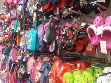 Kuala Lumpur, Malezya -02 Mayıs 2018: Süpermarkette müşteriler için çeşitli renk ve boyutlarda terlik, sandalet ve ayakkabı gösterisi. 