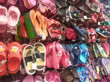 Kuala Lumpur, Malezya -02 Mayıs 2018: Süpermarkette müşteriler için çeşitli renk ve boyutlarda terlik, sandalet ve ayakkabı gösterisi. 