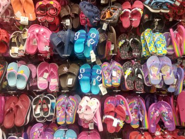 Kuala Lumpur, Malezya -02 Mayıs 2018: Süpermarkette müşteriler için çeşitli renk ve boyutlarda terlik, sandalet ve ayakkabı gösterisi. 