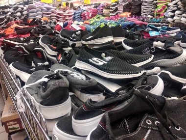 Kuala Lumpur, Malezya -02 Mayıs 2018: Süpermarkette müşteriler için çeşitli renk ve boyutlarda terlik, sandalet ve ayakkabı gösterisi. 