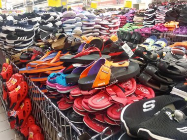 Kuala Lumpur, Malezya -02 Mayıs 2018: Süpermarkette müşteriler için çeşitli renk ve boyutlarda terlik, sandalet ve ayakkabı gösterisi. 