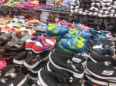 Kuala Lumpur, Malezya -02 Mayıs 2018: Süpermarkette müşteriler için çeşitli renk ve boyutlarda terlik, sandalet ve ayakkabı gösterisi. 