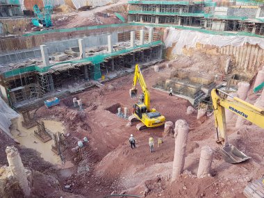 Kuala Lumpur, Malezya -29 Haziran 2018: İnşaat alanında alt yapı temeli çalışmaktadır. Ağır makineler yardımıyla işçiler tarafından inşa edilmiştir
