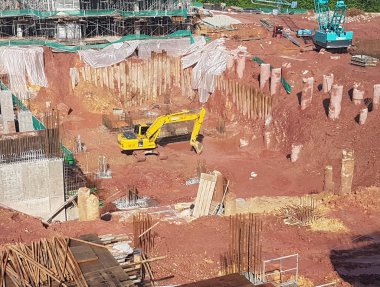 Kuala Lumpur, Malezya -29 Haziran 2018: İnşaat alanında alt yapı temeli çalışmaktadır. Ağır makineler yardımıyla işçiler tarafından inşa edilmiştir