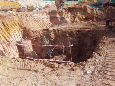 Kuala Lumpur, Malezya -29 Haziran 2018: İnşaat alanında alt yapı temeli çalışmaktadır. Ağır makineler yardımıyla işçiler tarafından inşa edilmiştir