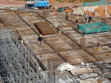 Kuala Lumpur, Malezya -08 Mart 2019: İnşaat alanında işçiler tarafından üretim altında zemin levha ve kiriş takviye çubuğu. Küçük kablolar kullanılarak birbirine bağlanır.. 