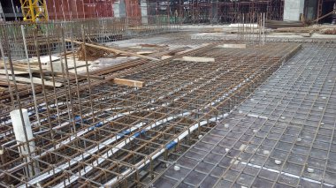 Kuala Lumpur, Malezya -08 Mart 2019: İnşaat alanında işçiler tarafından üretim altında zemin levha ve kiriş takviye çubuğu. Küçük kablolar kullanılarak birbirine bağlanır.. 